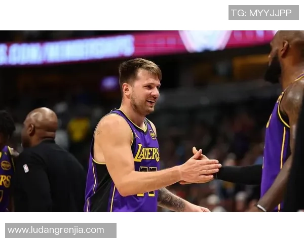 坐收渔利，詹姆斯冠军稳了！湖人力压独行侠，东契奇里夫斯神勇！