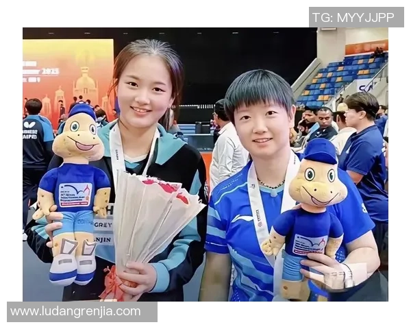 神仙友谊！申裕斌晒孙颖莎香甜合照：莎莎给我的菠萝包 谢谢莎莎姐姐！